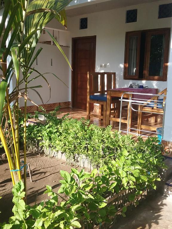 Putri Homestay Gili Meno Exteriör bild